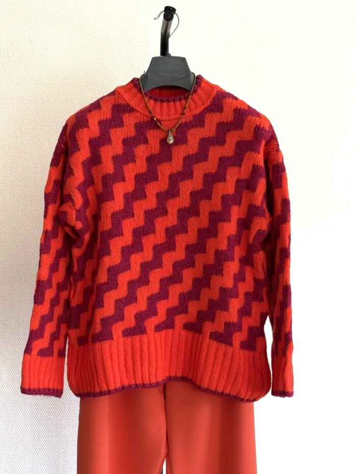 Rode & Paarse Gebreide Trui met Patroon - Afbeelding 2