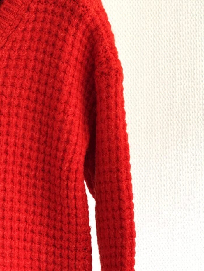 Rode Gebreide Trui met V-hals en Textuur  Beschrijving: - Afbeelding 2