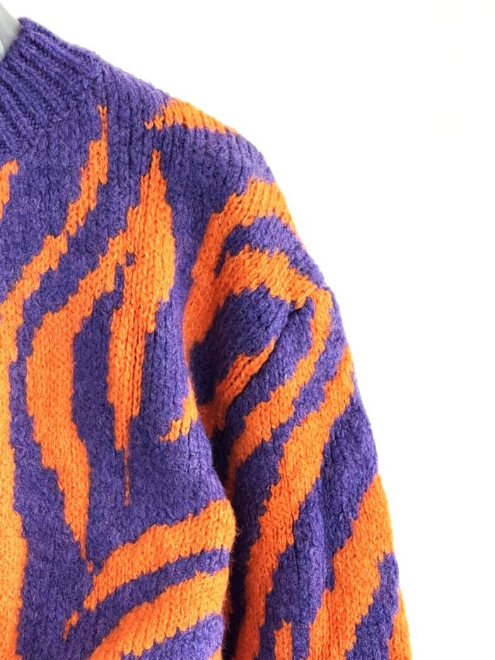 Gebreide Trui met Paars & Oranje Zebrapatroon – Gedurfd en Dynamisch - Afbeelding 2