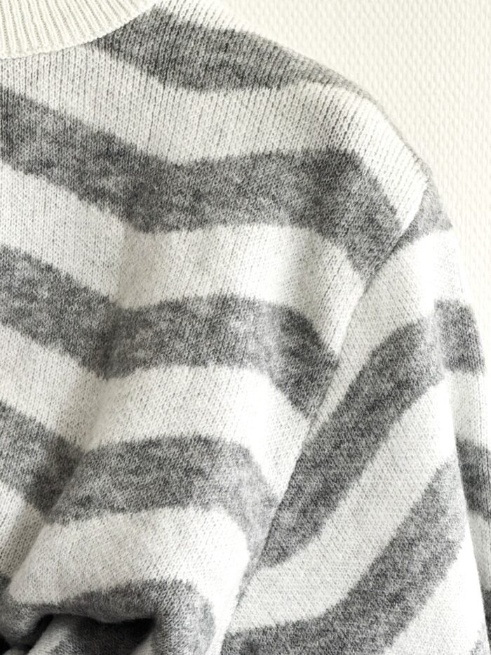 Gebreide Trui met Grijs-Wit Golvend Patroon - Afbeelding 2