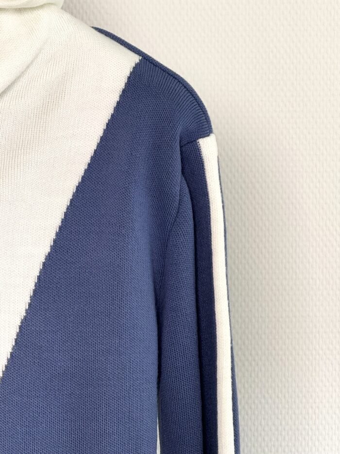 Blauw-Witte Gebreide Set met Capuchon - Afbeelding 2