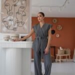 Elegante grijze jumpsuit met ceintuur