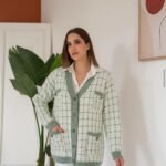 Groene Gebreide Damesvest met Knopen – Stijlvol & Comfortabel