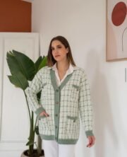 Groene Gebreide Damesvest met Knopen – Stijlvol & Comfortabel