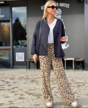 Zwarte gewatteerde jas met knoopsluiting