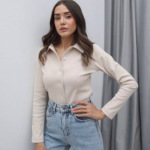 Beige blouse met knopen – Elegante basic damesblouse met lange mouwen