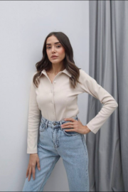 Beige blouse met knopen – Elegante basic damesblouse met lange mouwen