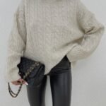 Crèmekleurige Gebreide Trui – Tijdloos en Elegant