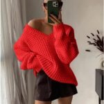 Rode Gebreide Trui met V-hals en Textuur  Beschrijving: