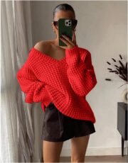 Rode Gebreide Trui met V-hals en Textuur  Beschrijving: