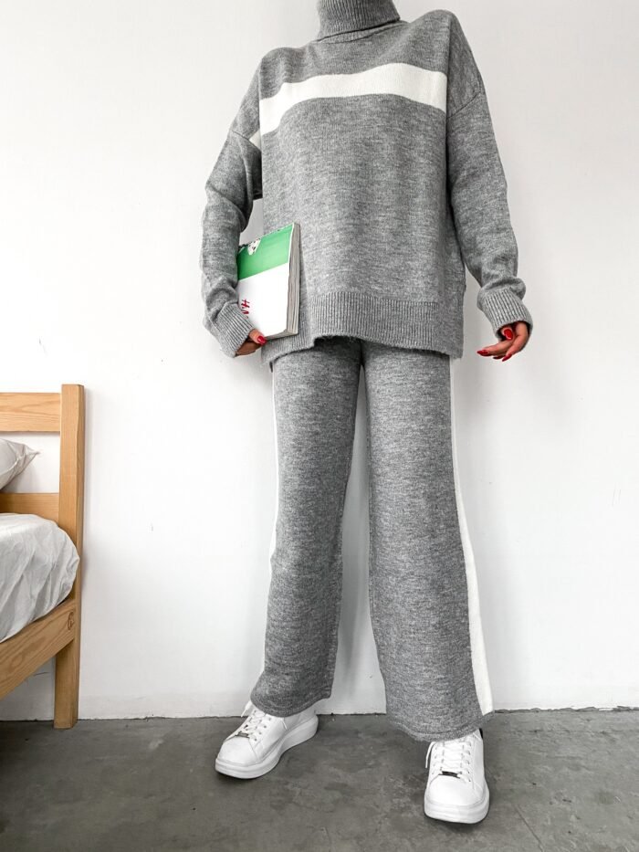 Comfortabele gebreide set met coltrui – Grijs met witte strepen - Afbeelding 2