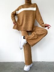 Comfortabele gebreide set met coltrui – Karamel met witte strepen - Afbeelding 3