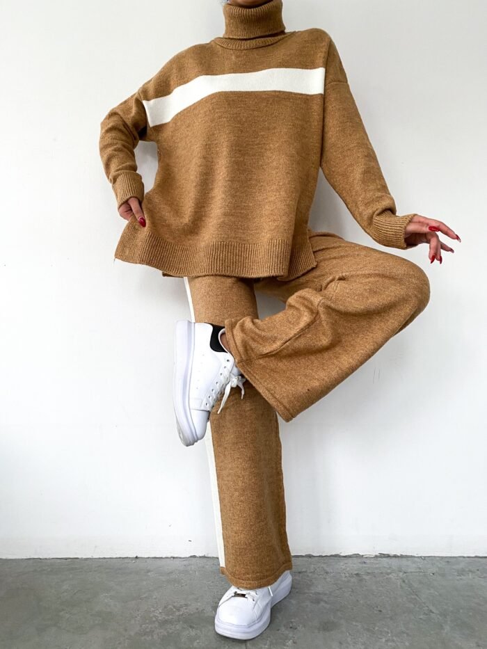 Comfortabele gebreide set met coltrui – Karamel met witte strepen - Afbeelding 3