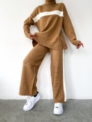 Comfortabele gebreide set met coltrui – Karamel met witte strepen - Afbeelding 2