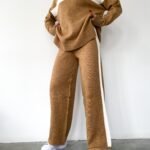 Comfortabele gebreide set met coltrui – Karamel met witte strepen