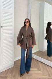 Stijlvolle Bruine Vachtjas met Ceintuur