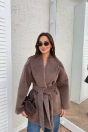 Stijlvolle Bruine Vachtjas met Ceintuur - Afbeelding 2