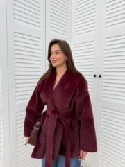 Luxe Bordeaux Vachtjas met Strikceintuur - Afbeelding 2