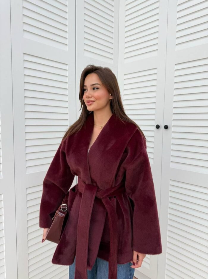 Luxe Bordeaux Vachtjas met Strikceintuur - Afbeelding 2