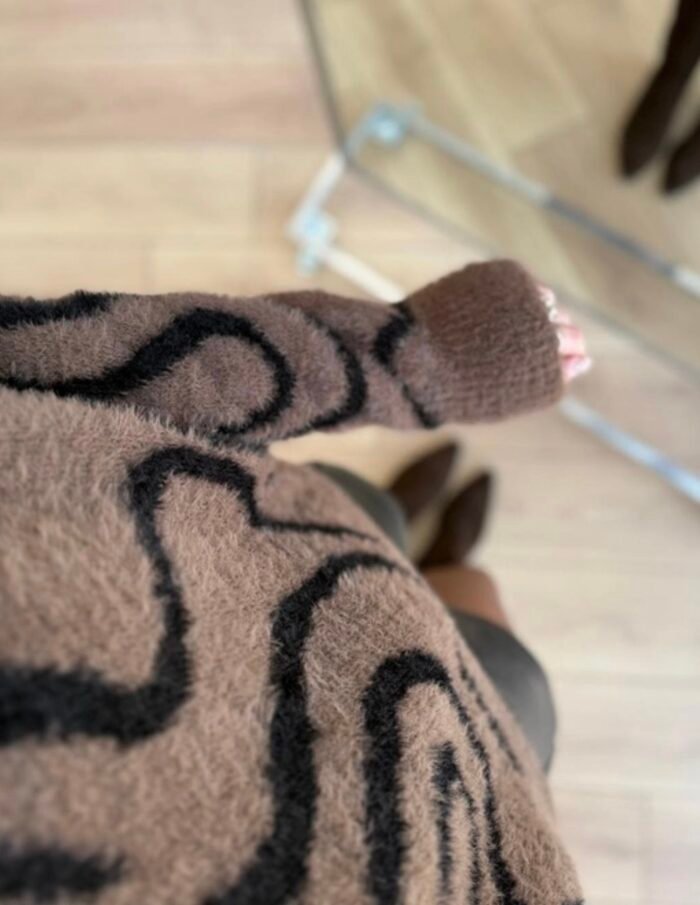 Bruine Gebreide Trui met Abstract Motief - Afbeelding 4