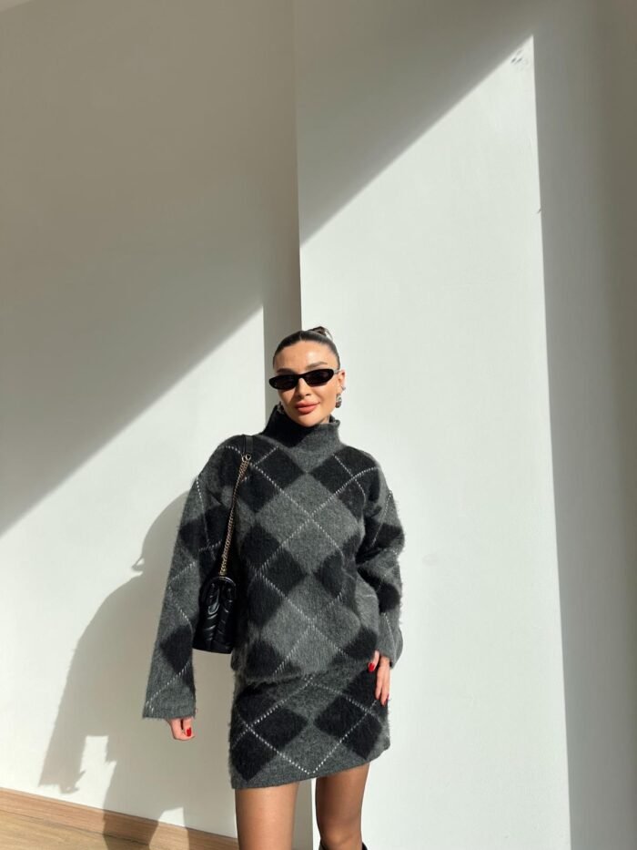 Geruite Gebreide Set Grijs – Warme Trui & Minirok - Afbeelding 2