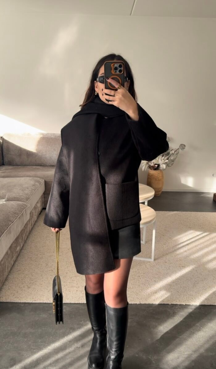 Zwarte jas met sjaal - Afbeelding 4